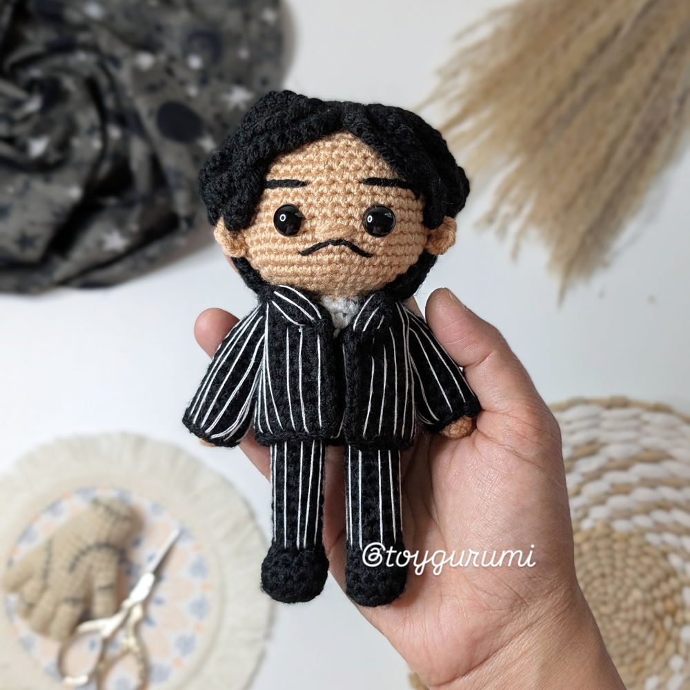 Gomez Addams Amigurumi