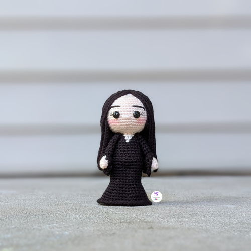 Morticia Addams Amigurumi