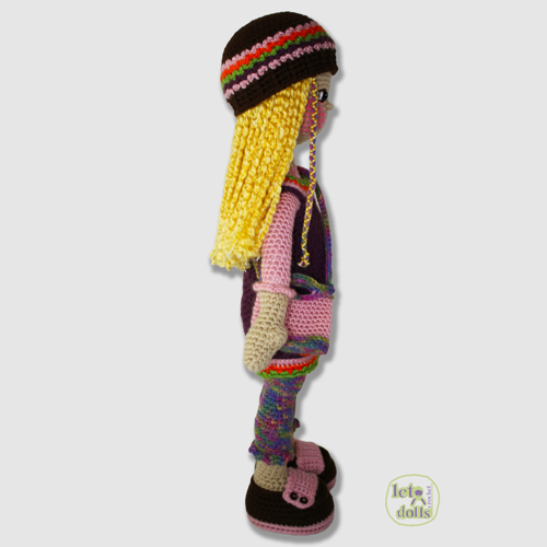 Patroon voor een grote gehaakte pop van Gabi, Amigurumi, 21"/53 cm lang.