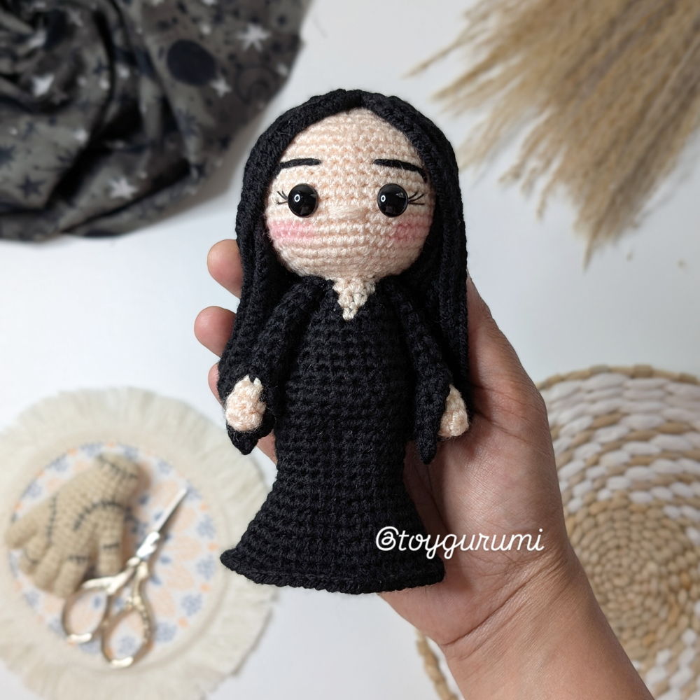 Morticia Addams Amigurumi